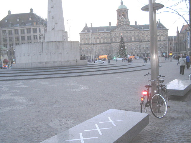 Три креста на скамейке – символ Амстердама 